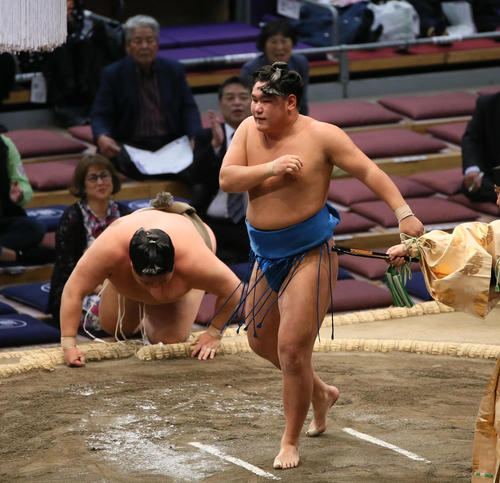 魁（左）を上手投げで破る豊昇龍（撮影・栗木一考）