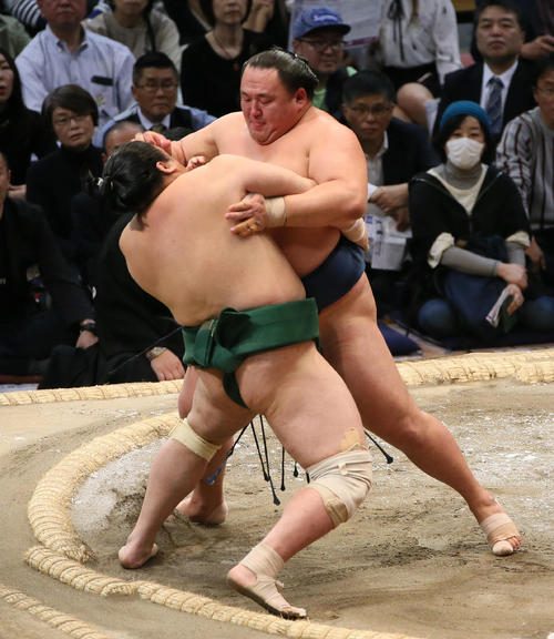 佐田の海（左）を押し出しで破る玉鷲（撮影・栗木一考）