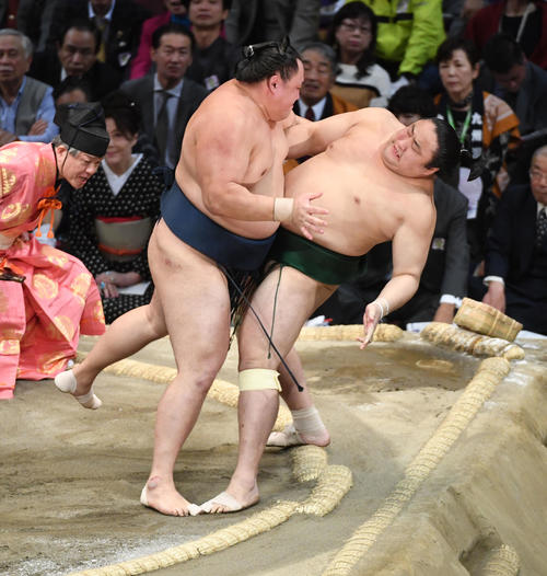 佐田の海を押し出しで破る玉鷲（撮影・今浪浩三）
