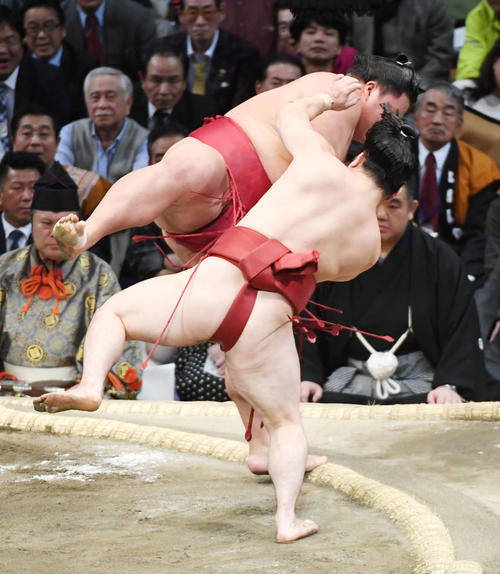 大栄翔をすくい投げで破る炎鵬（撮影・今浪浩三）