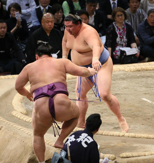 朝乃山（手前）を寄り切りで破る正代（撮影・栗木一考）