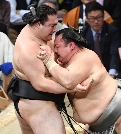竜電を押し出しで破る北勝富士（撮影・今浪浩三）