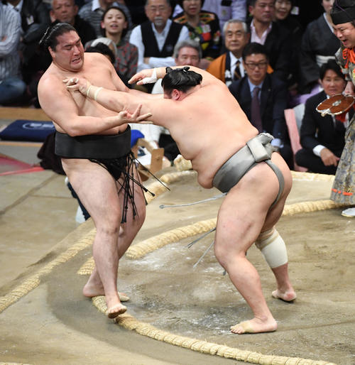 竜電を押し出しで破る北勝富士（撮影・今浪浩三）