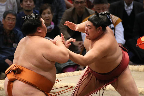 御嶽海（左）をはたき込みで破る阿炎（撮影・栗木一考）