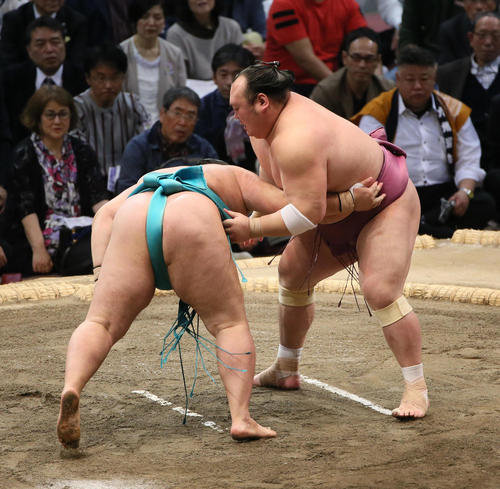 明生（左）を上手出し投げで破る宝富士（撮影・栗木一考）