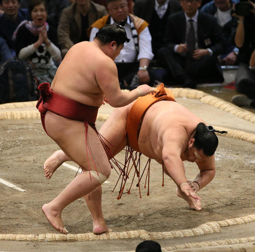 御嶽海（右）をはたき込みで破る阿炎（撮影・栗木一考）