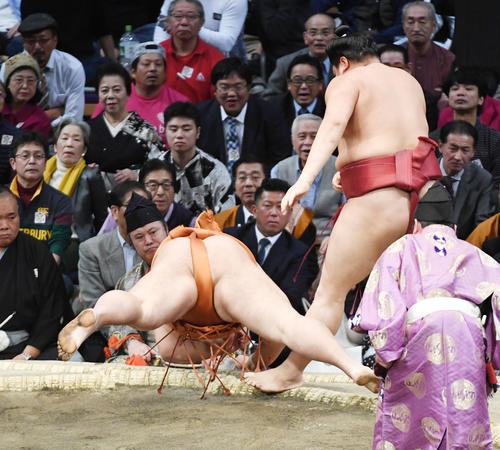 御嶽海をはたき込みで破る阿炎（撮影・今浪浩三）