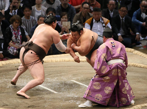 貴景勝（右）を寄り切りで破った白鵬（撮影・栗木一考）