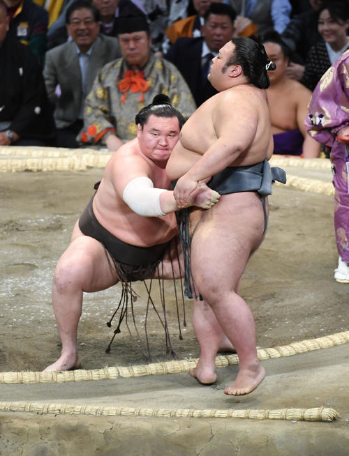 貴景勝を寄り切りで破る白鵬（撮影・今浪浩三）