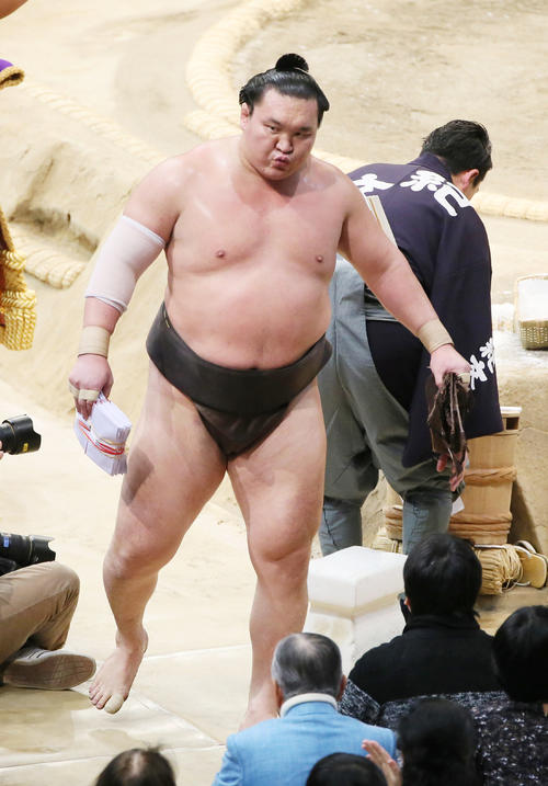 花道を引き揚げる白鵬（撮影・栗木一考）