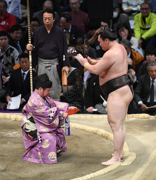 貴景勝を寄り切りで破り懸賞金を受け取る白鵬（撮影・今浪浩三）