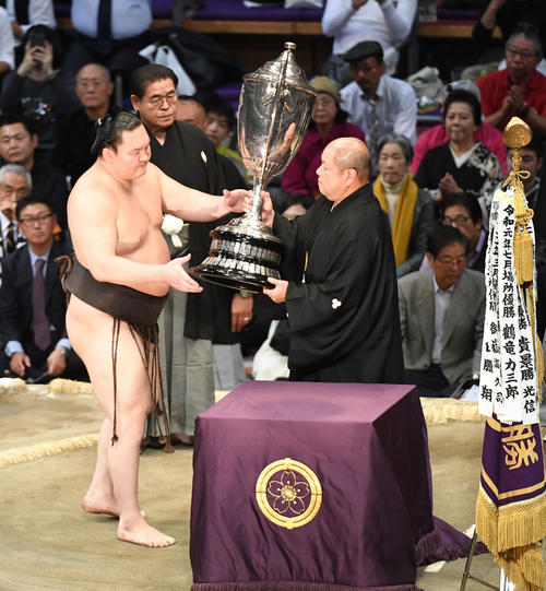 43度目の優勝を決め八角理事長から賜杯を受け取る横綱・白鵬（撮影・今浪浩三）