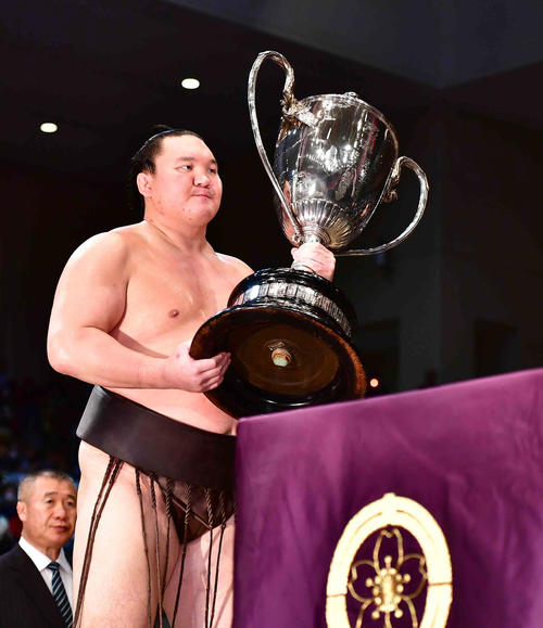 大相撲九州場所で優勝し賜杯の贈呈を受ける白鵬（撮影・小沢裕）