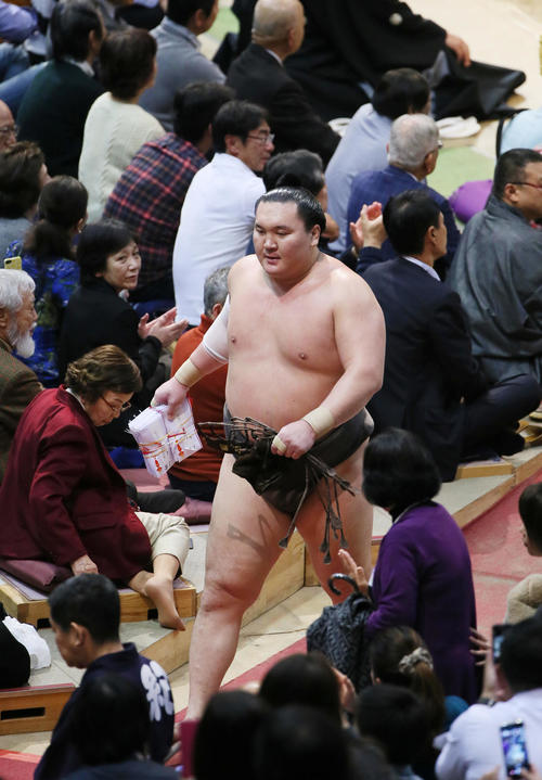 花道を引き揚げる白鵬（撮影・栗木一考）