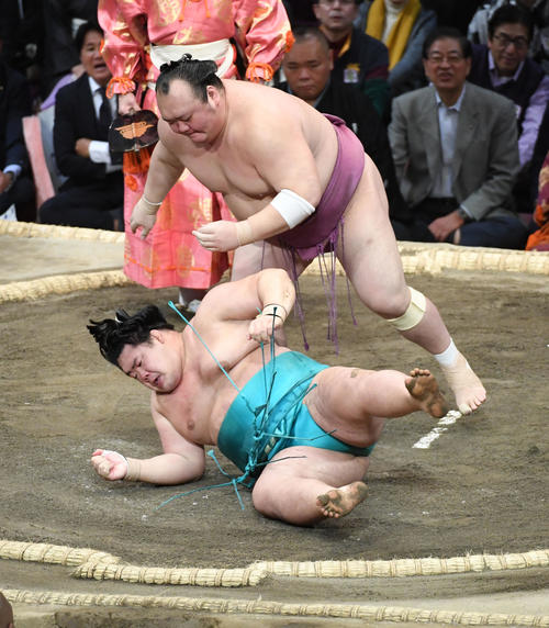 明生を上手出し投げで破る宝富士（撮影・今浪浩三）