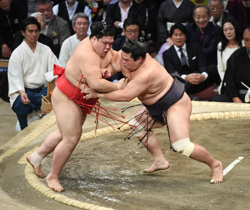阿武咲を押し出しで破る妙義龍（撮影・今浪浩三）
