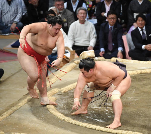 阿武咲を押し出しで破る妙義龍（撮影・今浪浩三）