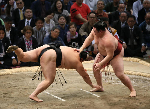 隠岐の海（左）を引き落としで破る隆の勝（撮影・栗木一考）