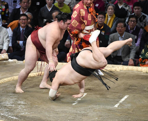 隠岐の海を引き落として破る隆の勝（撮影・今浪浩三）