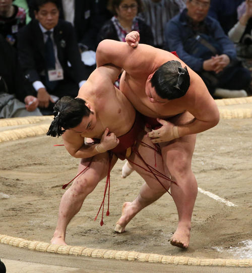 大栄翔（右）をすくい投げで破る炎鵬（撮影・栗木一考）