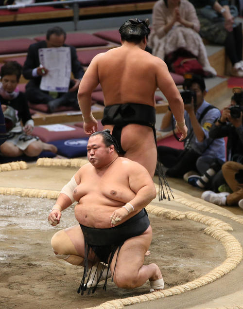 若元春（奥）に上手出し投げで敗れる豊ノ島（撮影・栗木一考）
