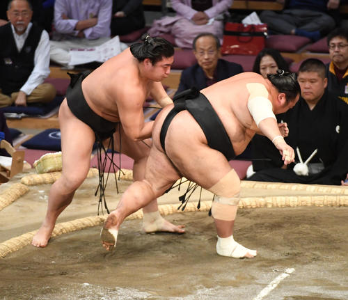 豊ノ島を上手出し投げで破る若元春（撮影・今浪浩三）