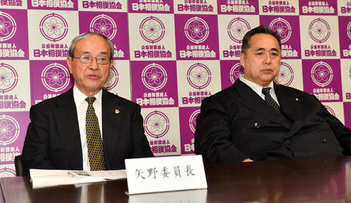横綱審議委員会の定例会合の後、会見する矢野委員長（左）と芝田山広報部長（撮影・柴田隆二）