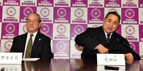 横綱審議委員会の定例会合の後、会見する矢野委員長（左）と芝田山広報部長（撮影・柴田隆二）
