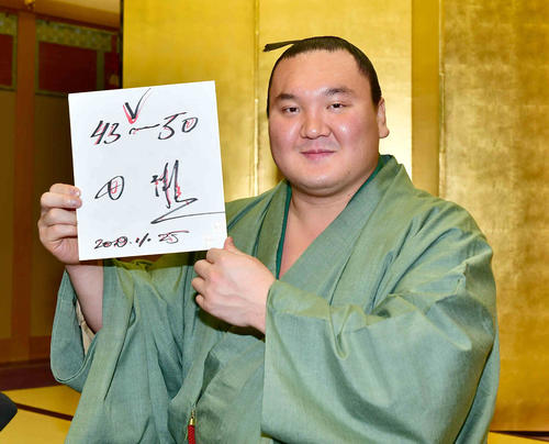 大相撲九州場所の一夜明け会見で優勝回数の目標を50回と宣言し色紙にしたためた白鵬（撮影・小沢裕）