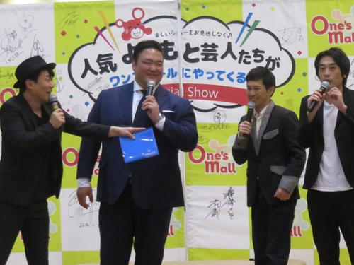 トークショーにペナルティ・ヒデ（左）、フルーツポンチの村上（右）、亘（その左）と参加した荒磯親方