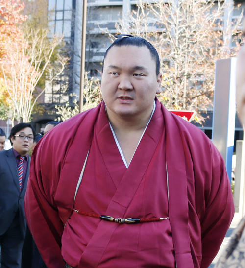 冬巡業に乗り込む白鵬（撮影・佐藤礼征）