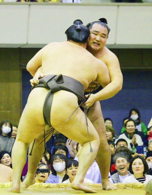 冬巡業初日の本割に入って相撲を取る鶴竜（撮影・佐藤礼征）