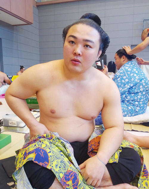 支度部屋で取材対応する炎鵬（撮影・佐藤礼征）