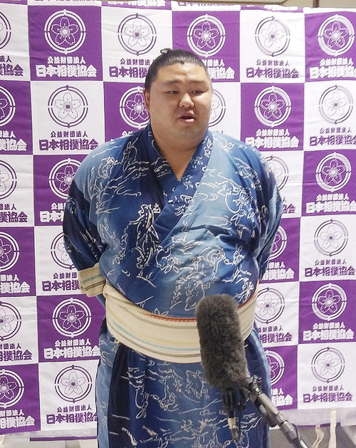 出身地の熊本で行われた冬巡業で地元テレビ局からの取材を受ける正代（撮影・佐藤礼征）