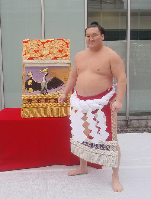 師匠の宮城野親方が現役時代に使用していた化粧まわしと並ぶ白鵬（撮影・佐藤礼征）