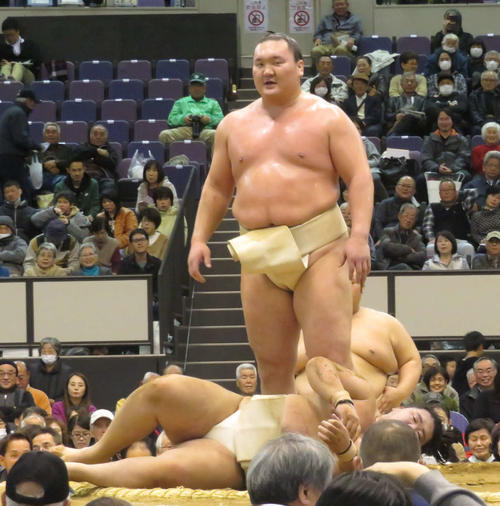 ぶつかり稽古で明生（下）に胸を出した白鵬