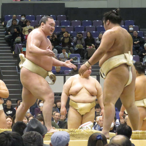 ぶつかり稽古で明生（右）に胸を出した白鵬
