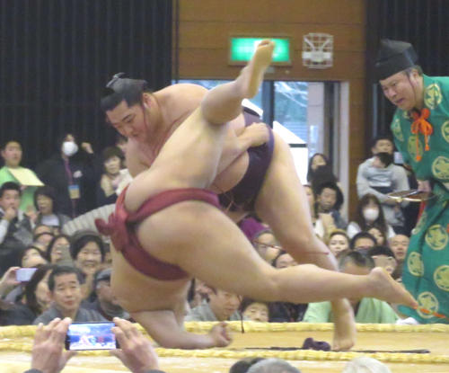 巡業の取組で阿炎（手前）を上手投げで破った遠藤