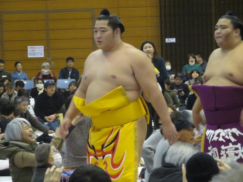 土俵入りを終え、大歓声の中、引き揚げる遠藤。右は御嶽海