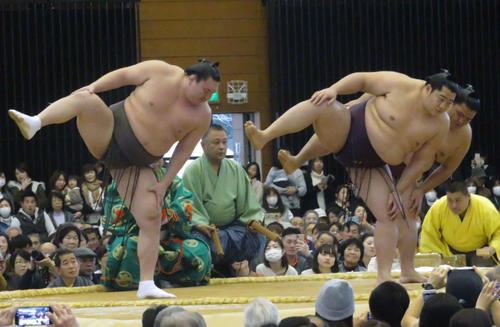 三役そろい踏みを務めた左から白鵬、遠藤、御嶽海