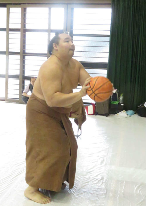 巡業の合間にバスケットボールのシュート練習を繰り返した鶴竜