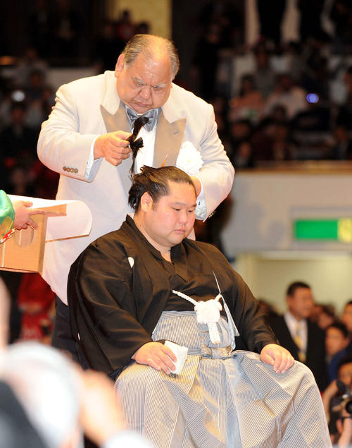 断髪式で師匠の渡辺大五郎氏（先代東関親方）に止めばさみをしてもらう東関親方（10年1月撮影）