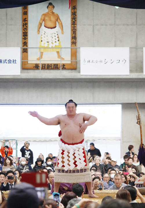 沖縄・うるま市で行われた冬巡業で、元横綱千代の富士の優勝額が飾られる中、土俵入りを行う白鵬（撮影・佐藤礼征）