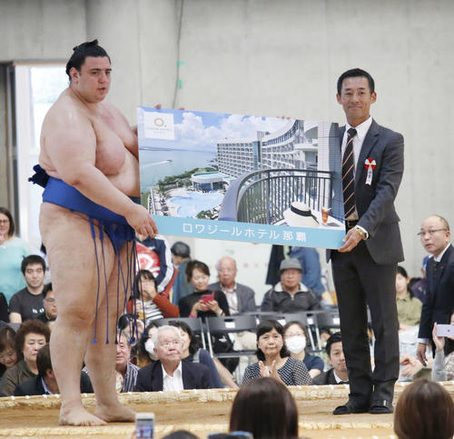 沖縄・うるま市で行われた冬巡業で、幕内トーナメントで優勝して商品をもらう碧山（左）（撮影・佐藤礼征）