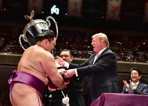 夏場所で優勝した朝乃山は、トランプ米大統領（中央）から「米国大統領杯」を授与された