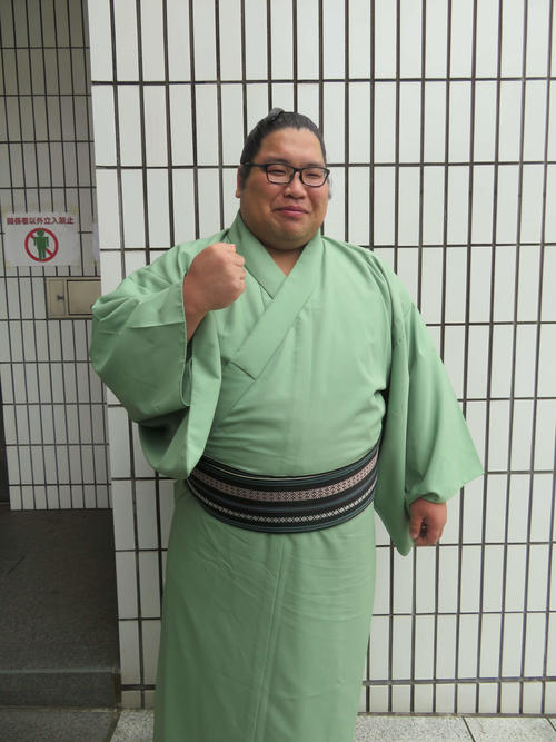 20年東京五輪の聖火ランナーに決まりガッツポーズをつくる岩手県出身の錦木（撮影・佐藤礼征）