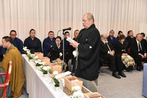 出棺される元潮丸の東関親方（本名・佐野元泰）の棺がある祭壇の前で弔辞を読む葬儀委員長の八角理事長（撮影・現場代表）