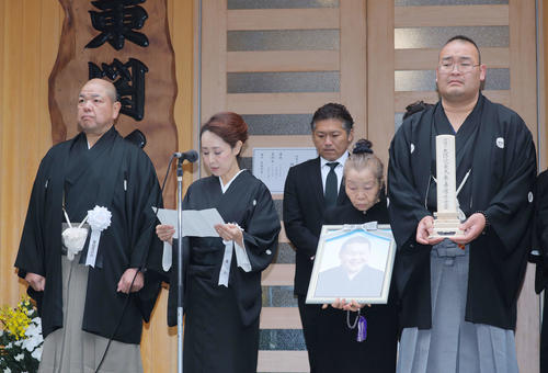 喪主を務めた東関親方（本名・佐野元泰）の妻の真充さん（左から2人目）（撮影・河田真司）