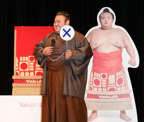 即興でネタを披露したダチョウ倶楽部にダメ出しをする貴景勝（撮影・丹羽敏通）