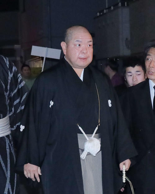 元潮丸の東関親方の通夜に参列した八角理事長（2019年12月18日撮影）